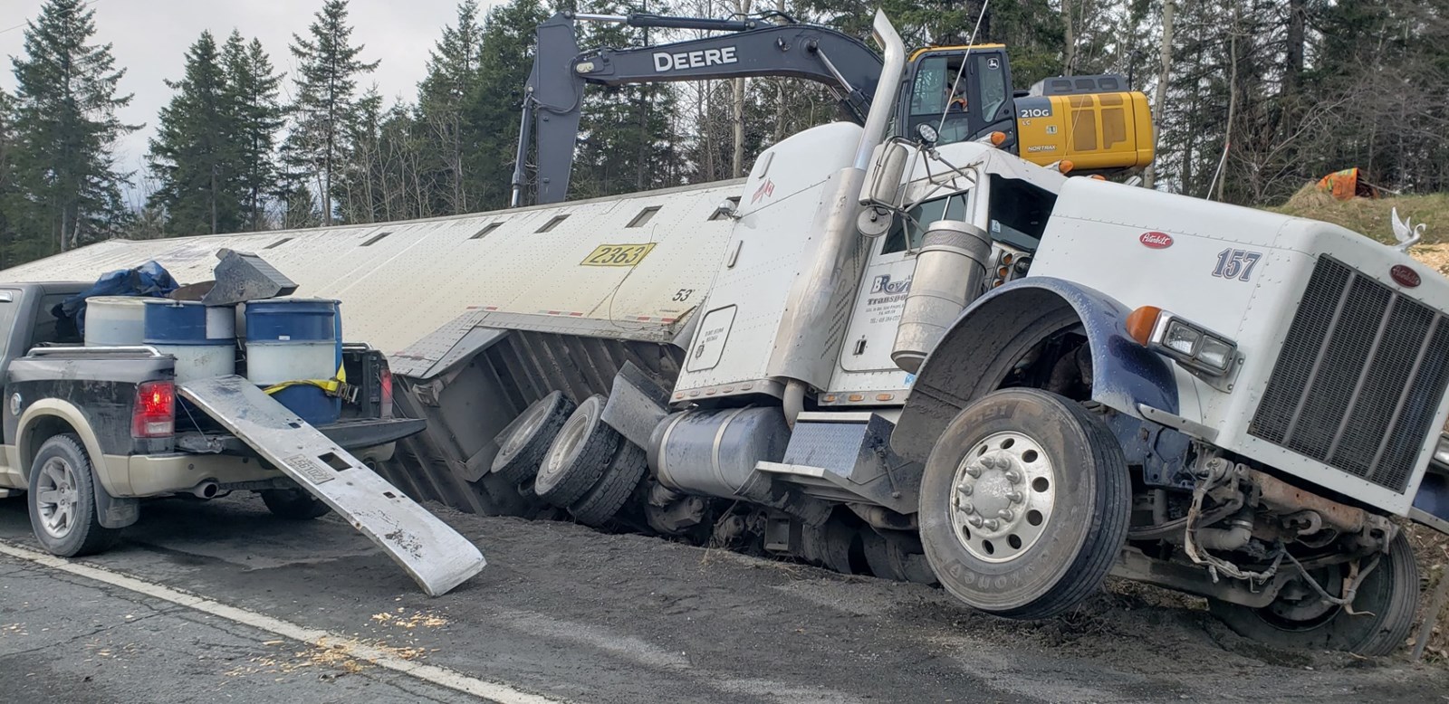 Un camion de 53 pieds se renverse sur la route 204