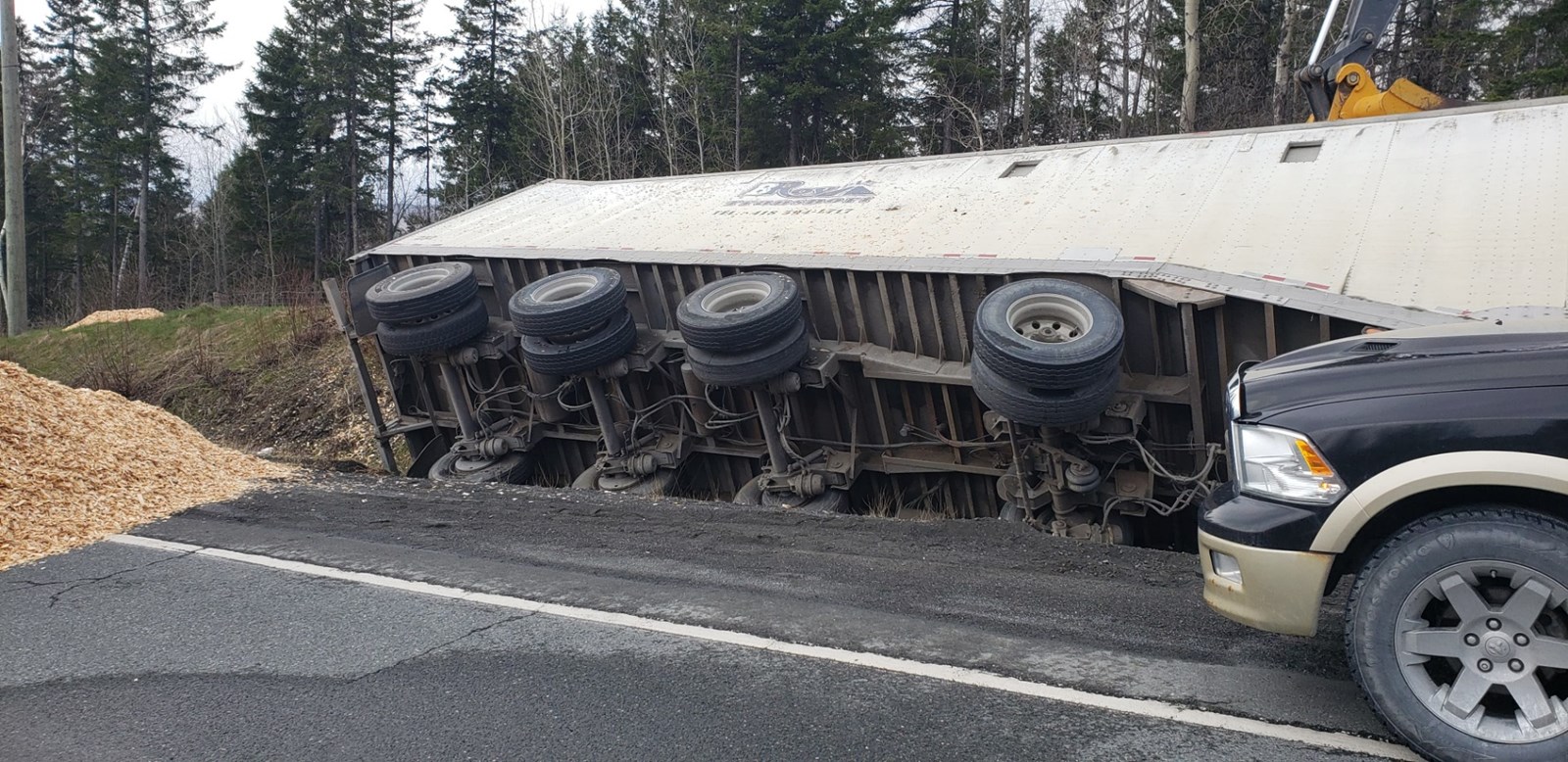 Un camion de 53 pieds se renverse sur la route 204