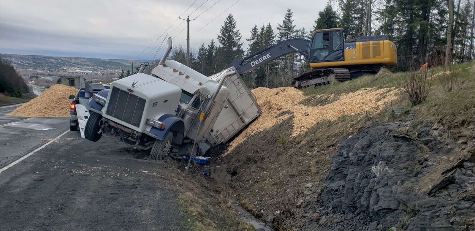 Un camion de 53 pieds se renverse sur la route 204