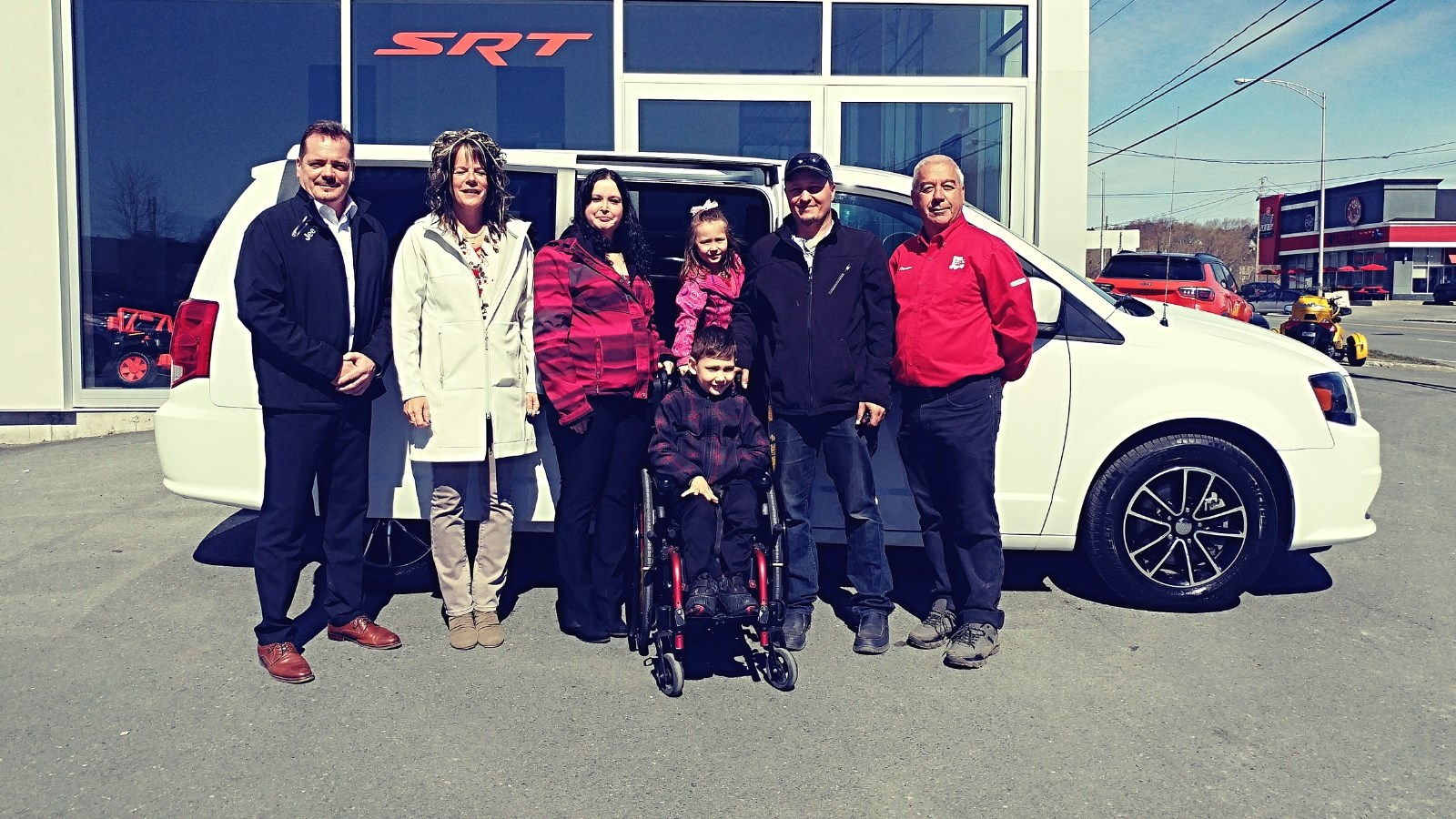 De gauche à droite : Simon Beaudoin, Suzie Poulin, la famille Langlois et Christian Gilbert.