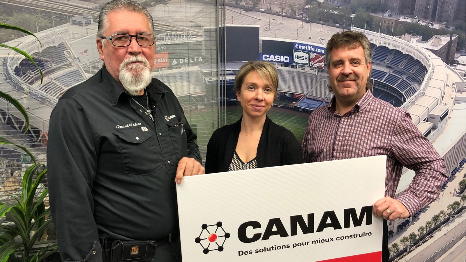 Renaud Nadeau, directeur de la production, Vicky Fortier, responsable du Fonds employé(e)s de la fondation et directrice des ressources humaines, André Clermont, directeur général.