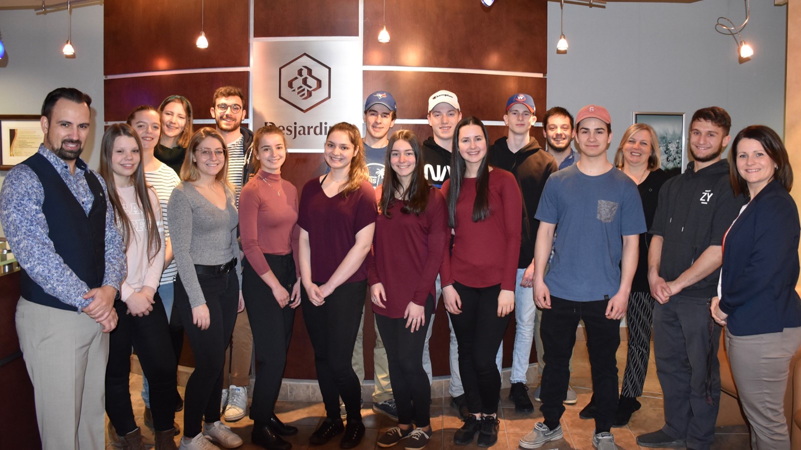 Les étudiants du programme en compagnie de Sylvain Gagné (Desjardins), Josée Turgeon (Desjardins) et Marie-Claude Fortier (CBA).