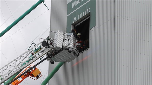 Chute dans un silo à grains : l’homme s’en sort avec quelques côtes fracturées et une légère commotion