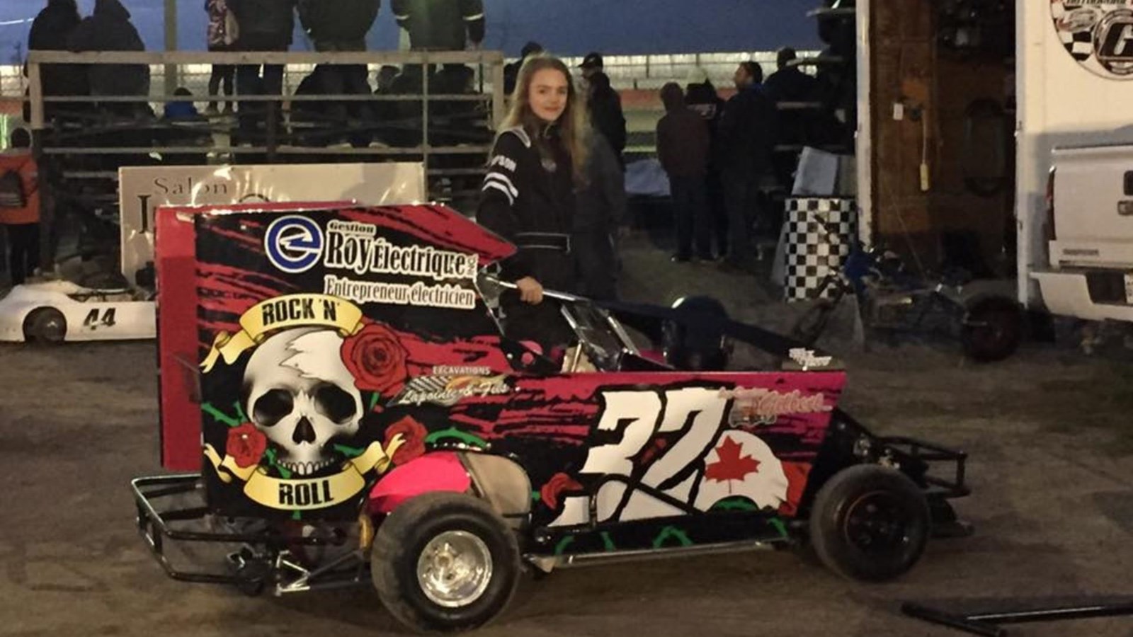 Chloé Grondin avec sa nouvelle voiture
