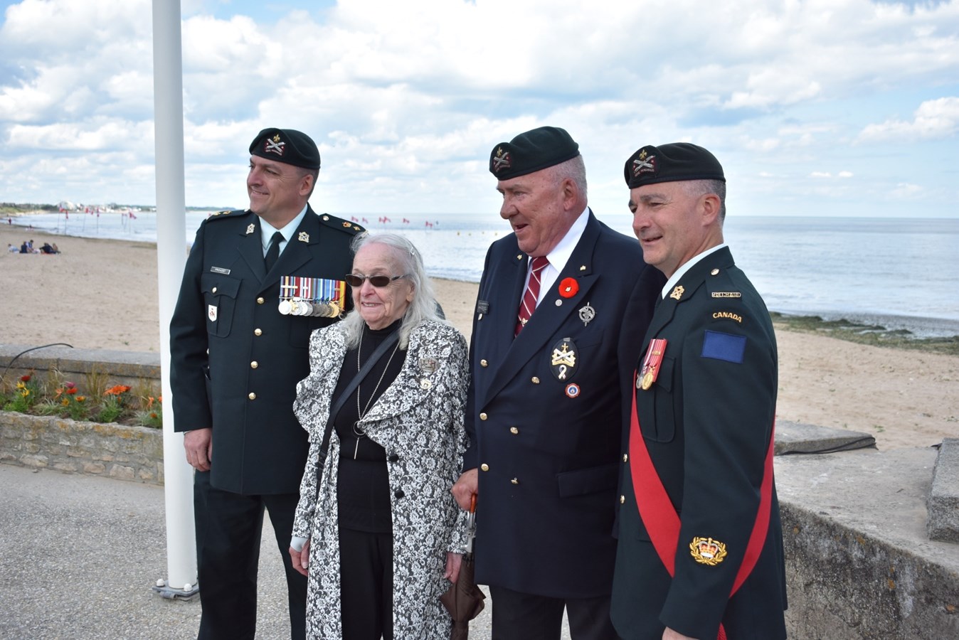 Lors de la cérémonie de Bernières-sur-Mer, rencontre avec Mme Jeannine Mercier, sœur du Soldat Louis Valmond-Roy, mort au combat dans la nuit du 6 au 7 juin 1944.
