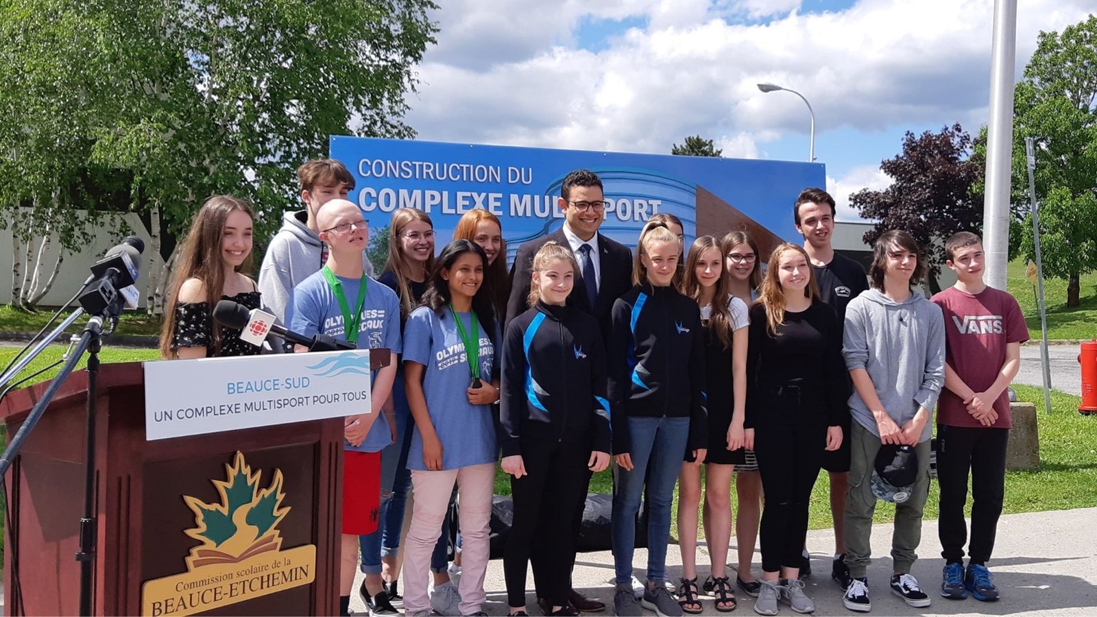 Une piscine dix couloirs, un gymnase double et des nouvelles classes