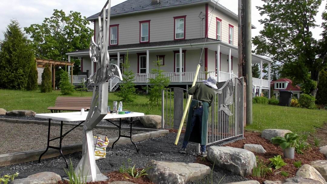 Normand DeLessard présente l'inauguration d'œuvres d'art sculpturales à Saint-Philibert