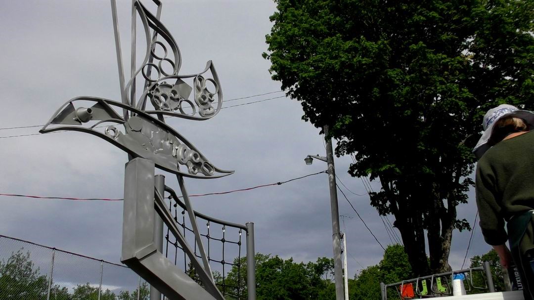 Normand DeLessard présente l'inauguration d'œuvres d'art sculpturales à Saint-Philibert