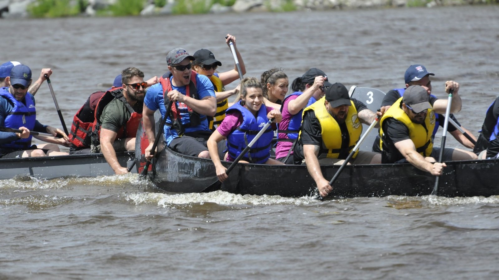 Le Défi rabaska St-Georges Ford a réuni petits et grands sur le bord de la rivière