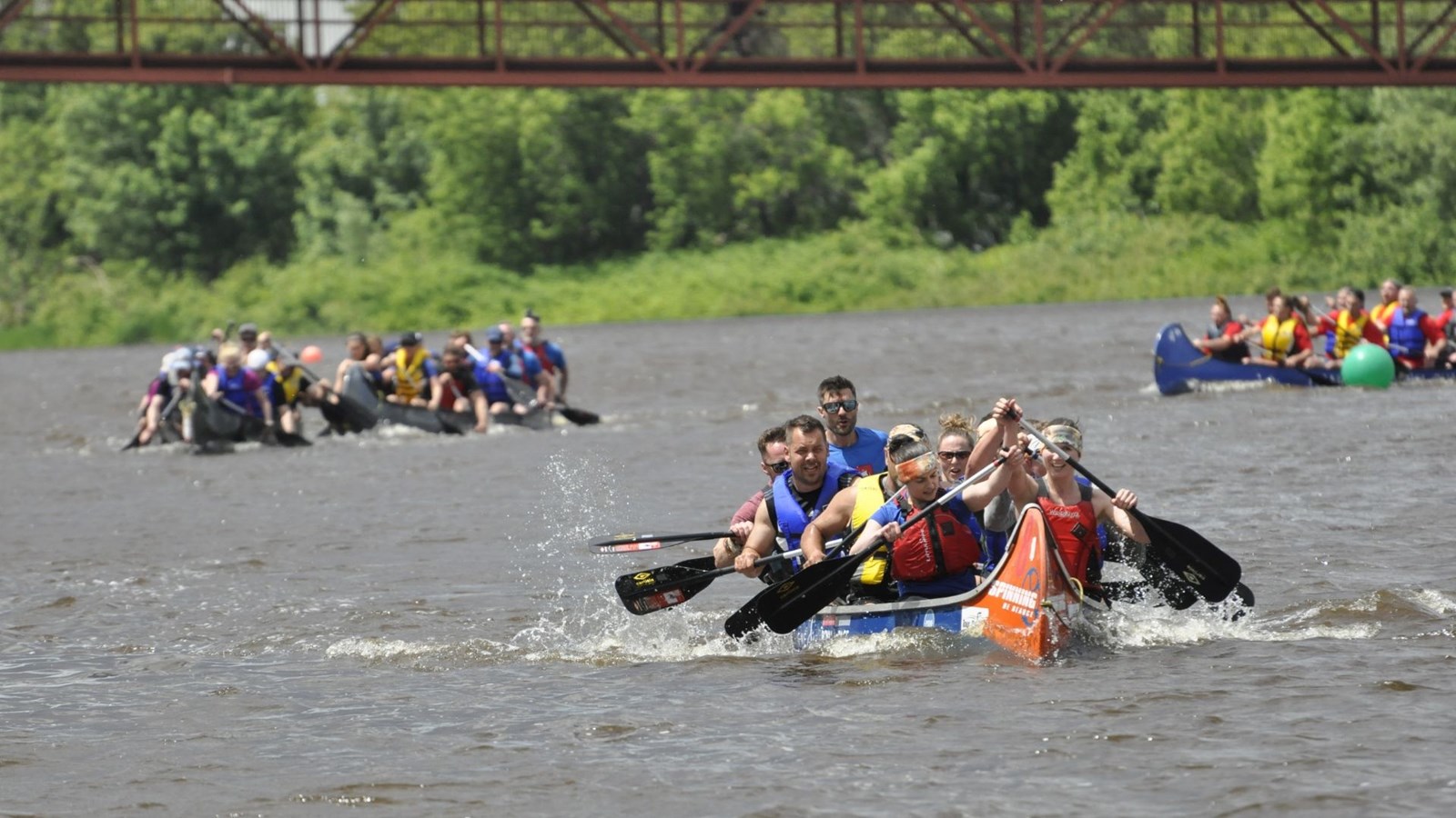 Le Défi rabaska St-Georges Ford a réuni petits et grands sur le bord de la rivière