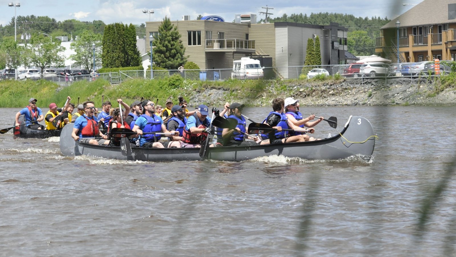 Le Défi rabaska St-Georges Ford a réuni petits et grands sur le bord de la rivière