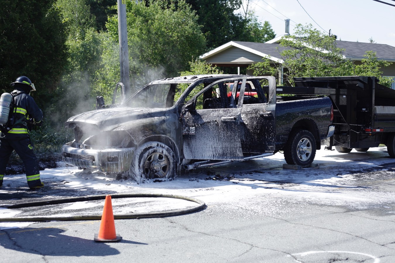 Un pick-up prend feu dans la 175e rue