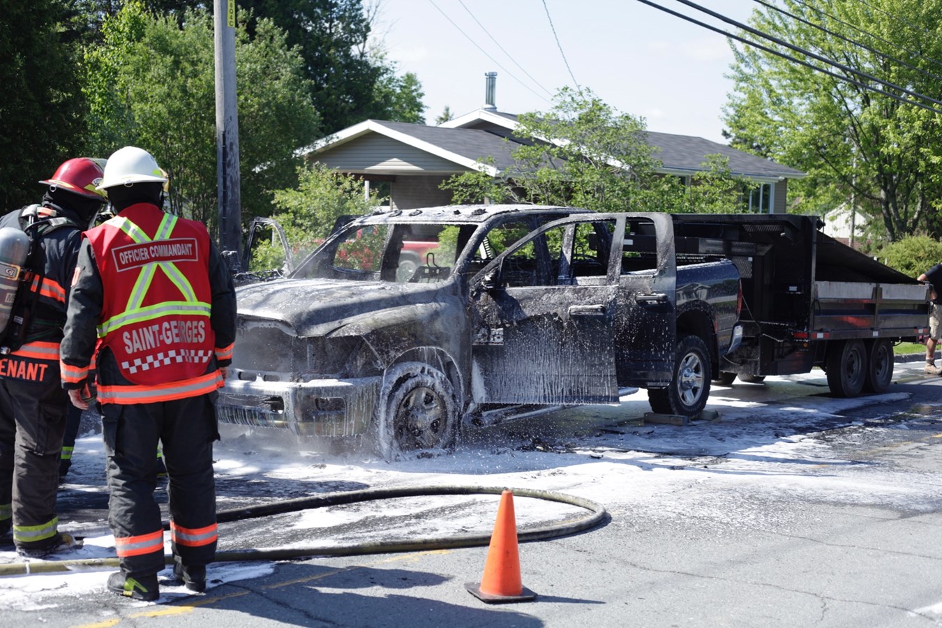 Un pick-up prend feu dans la 175e rue