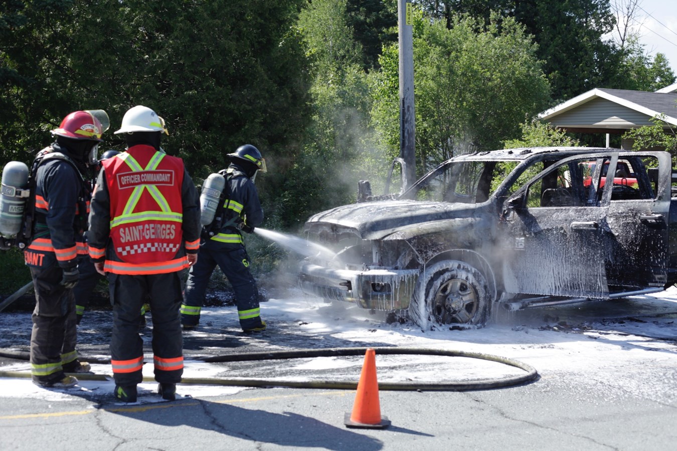 Un pick-up prend feu dans la 175e rue