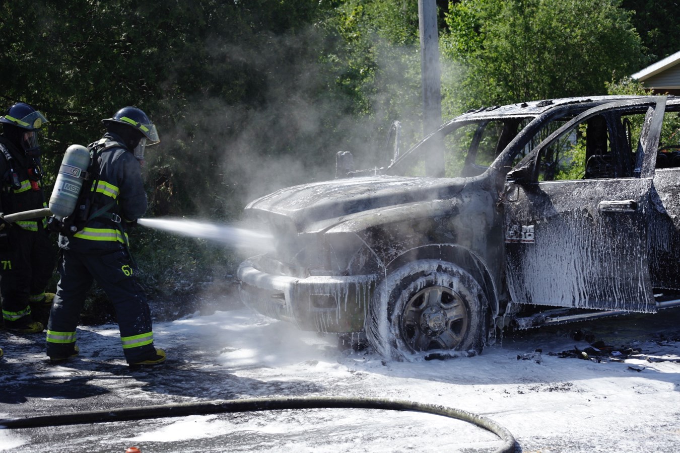 Un pick-up prend feu dans la 175e rue