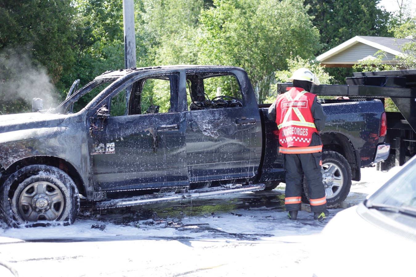 Un pick-up prend feu dans la 175e rue