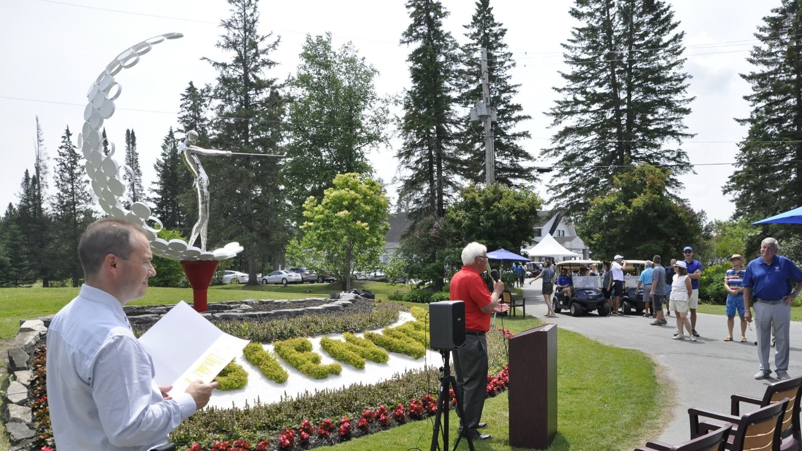 Michel Gendreau (président de Garaga), a payé en son nom la construction de la sculpture.