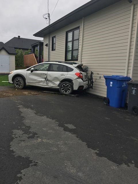 Un automobiliste avec les capacités affaiblies percute un véhicule stationné