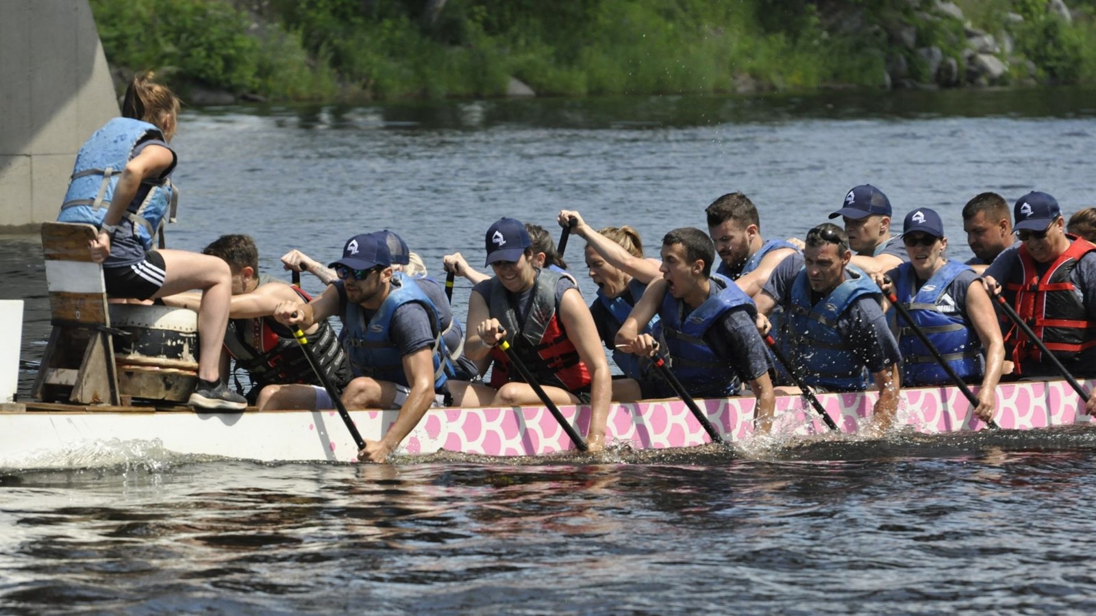 Photos et vidéo de la 10e édition de la course de bateaux-dragons