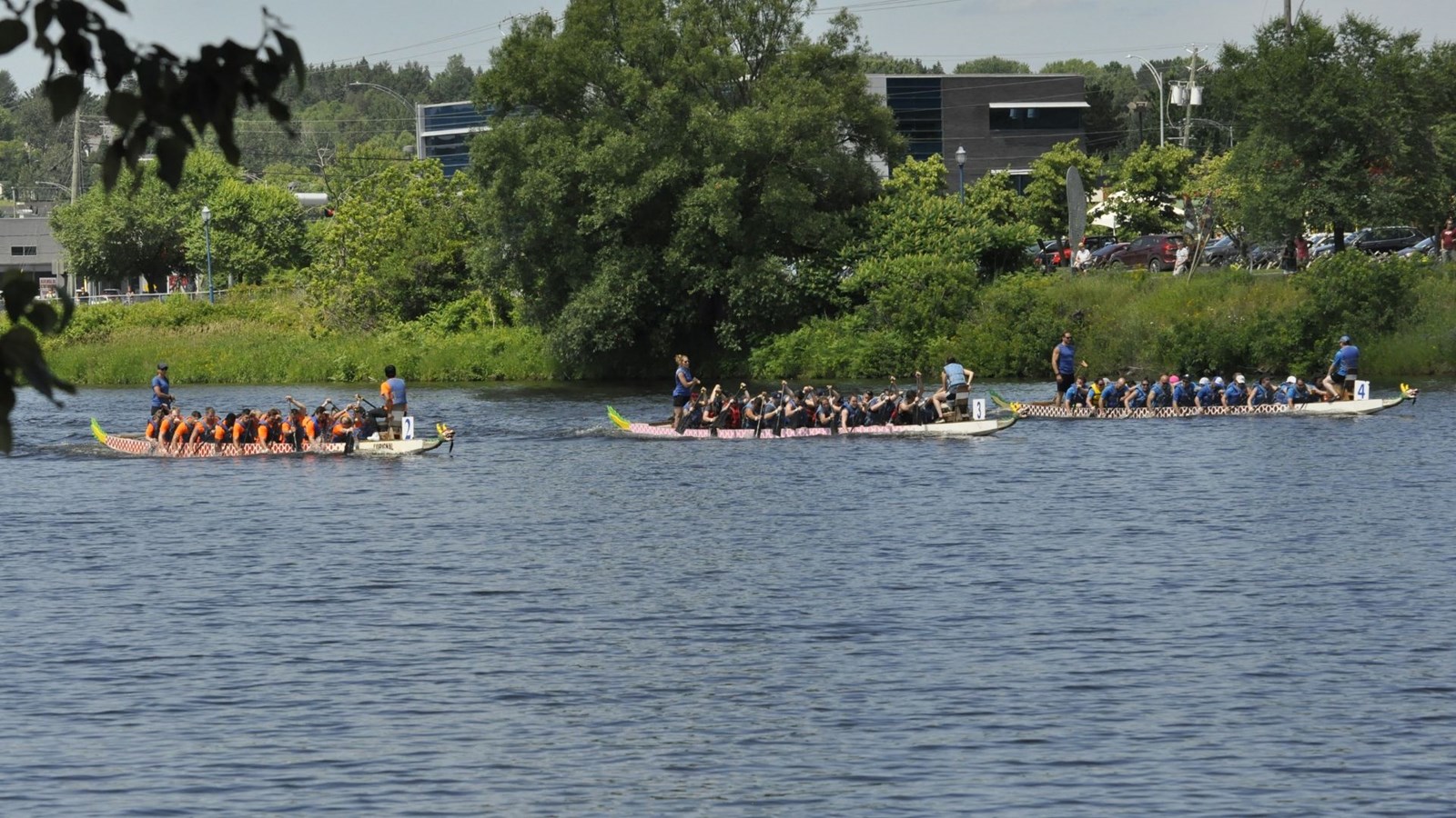 Photos et vidéo de la 10e édition de la course de bateaux-dragons