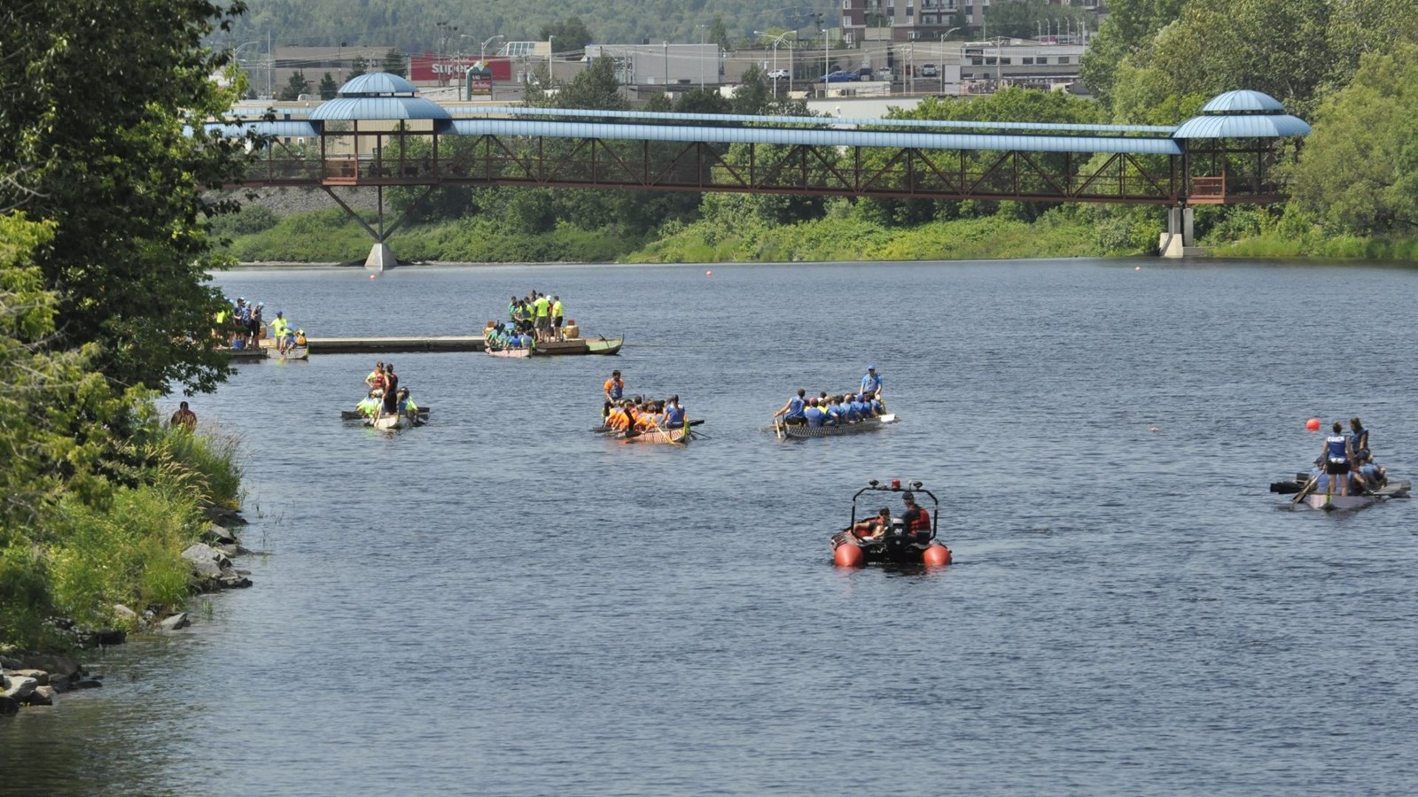 Photos et vidéo de la 10e édition de la course de bateaux-dragons