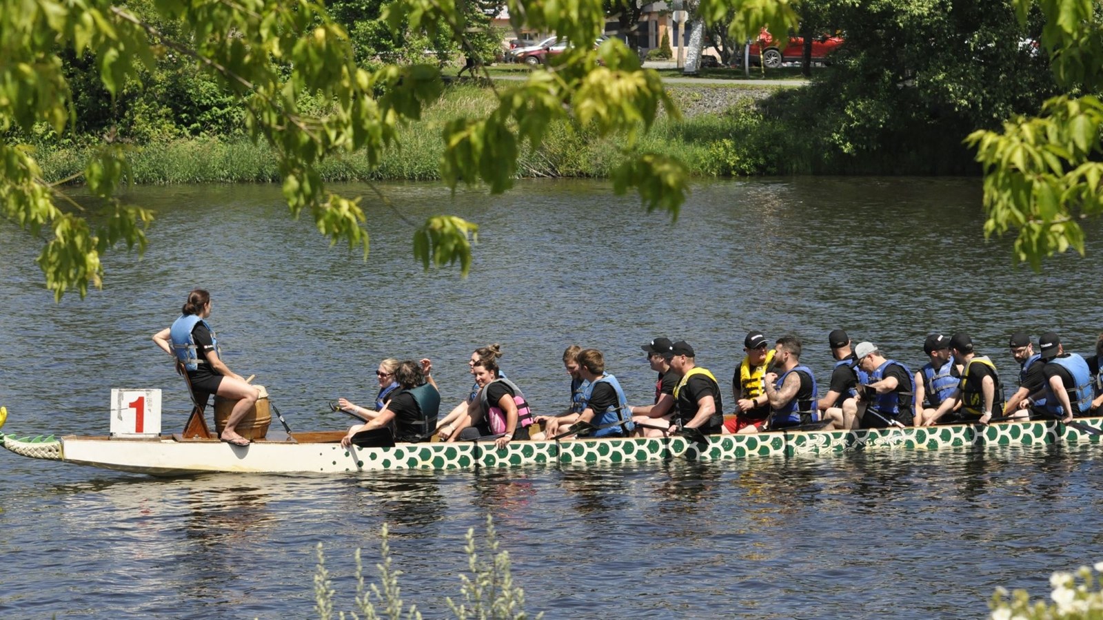 Photos et vidéo de la 10e édition de la course de bateaux-dragons