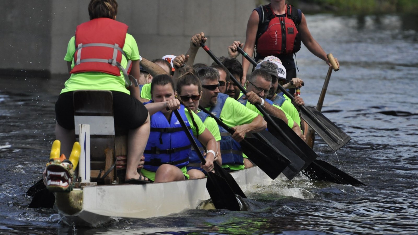 Photos et vidéo de la 10e édition de la course de bateaux-dragons
