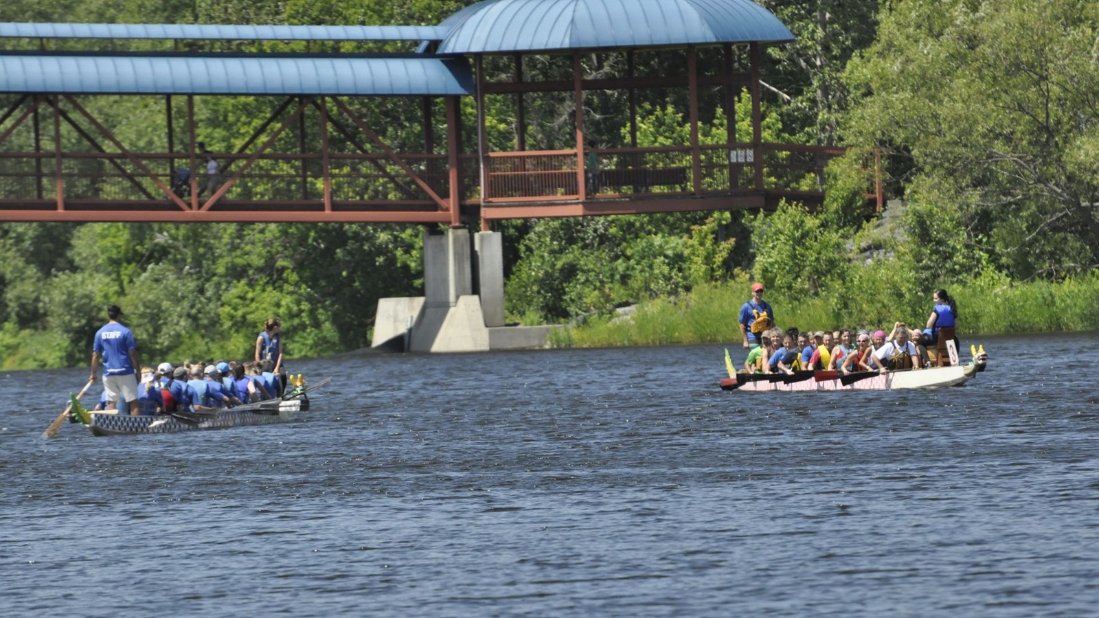 Photos et vidéo de la 10e édition de la course de bateaux-dragons
