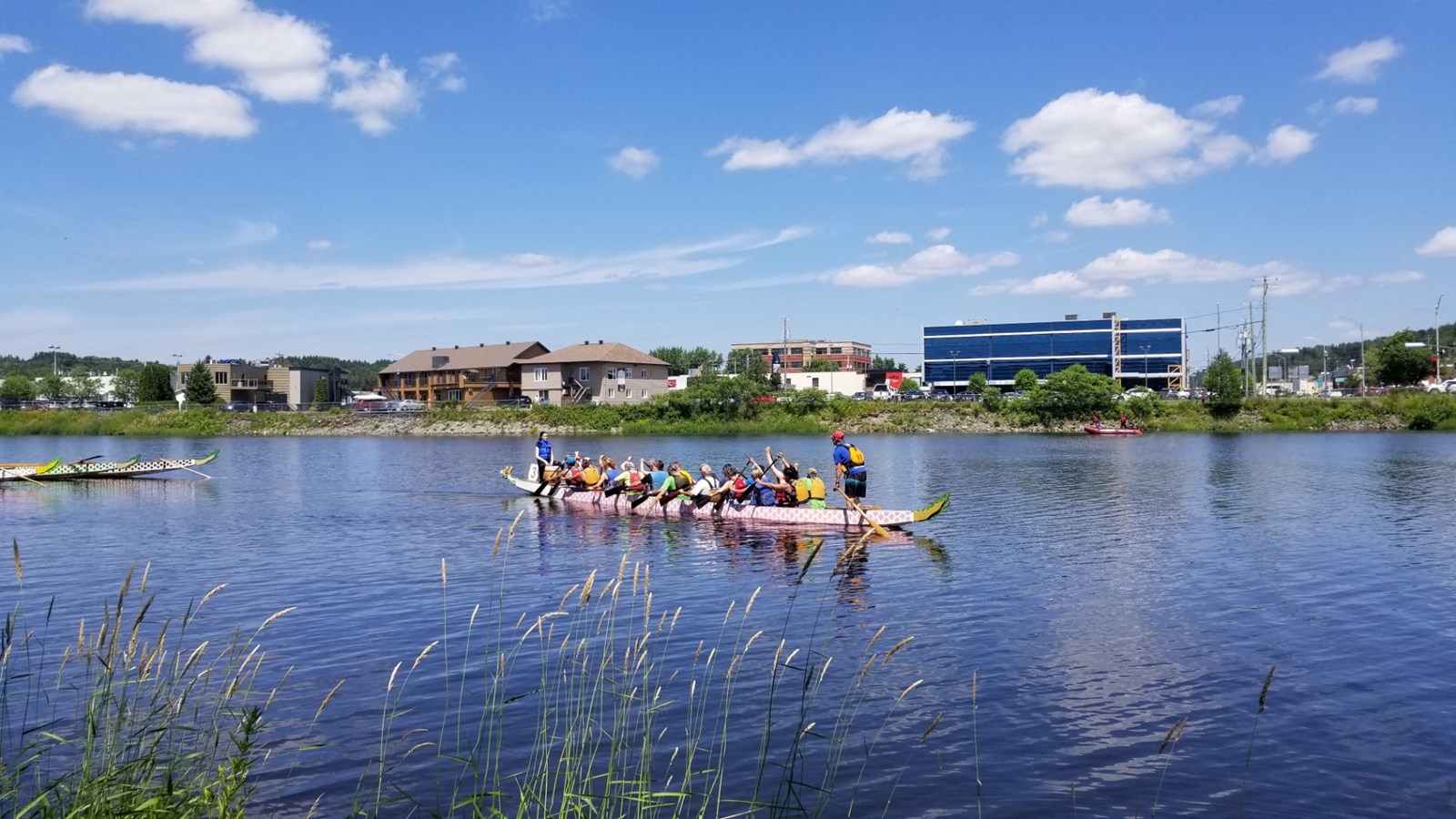 Photos et vidéo de la 10e édition de la course de bateaux-dragons