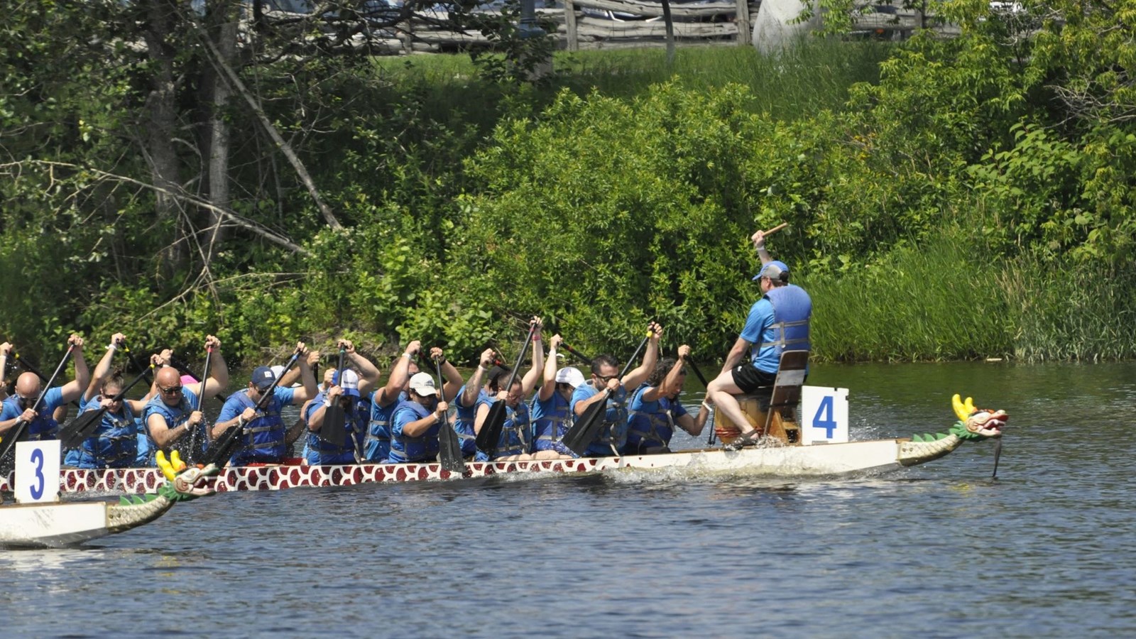Photos et vidéo de la 10e édition de la course de bateaux-dragons