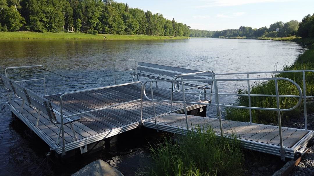 Normand DeLessard présente le nouveau quai à Saint-Gédéon