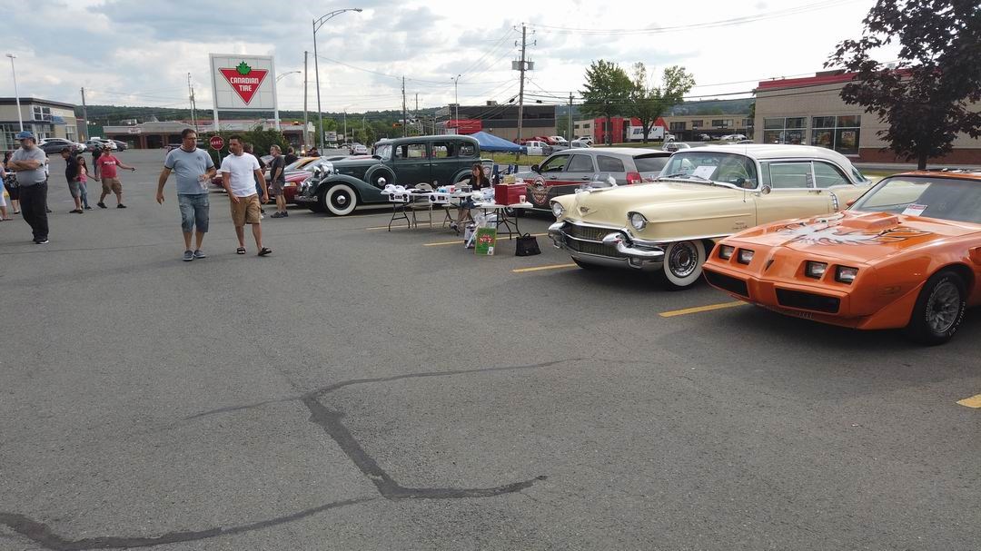 Normand DeLessard présente les mardis soirs du Club automobiles Beauté d'acier