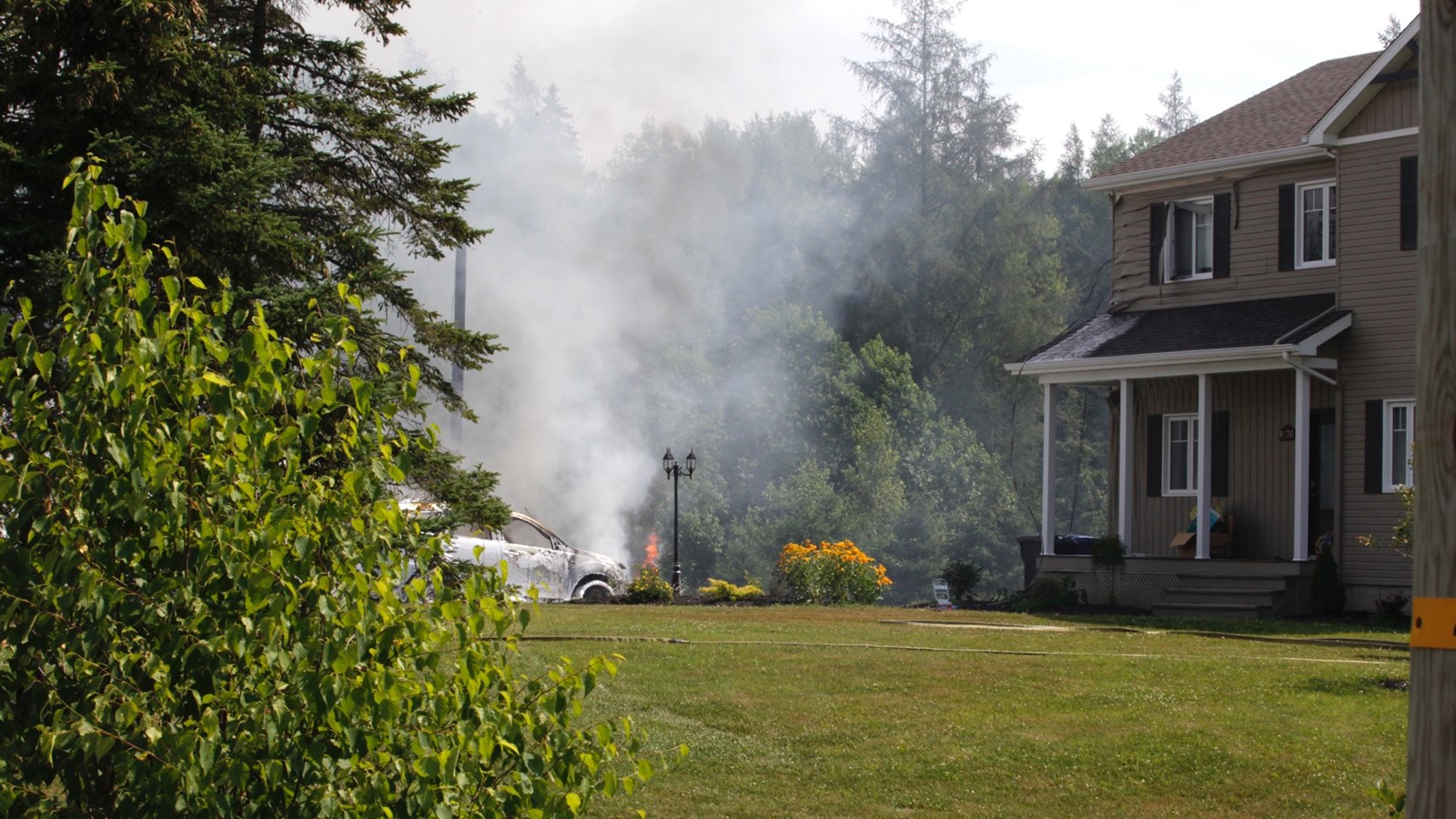 Une roulotte et une voiture sont la proie des flammes à Saint-Georges