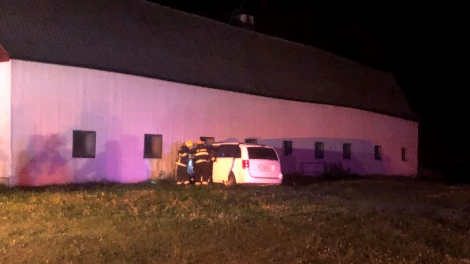 Un automobiliste percute un bâtiment pour éviter une voiture roulant en sens inverse