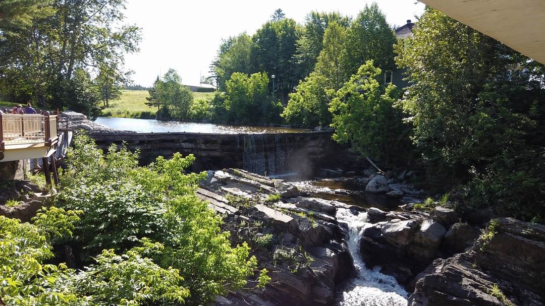 Normand DeLessard présente le belvédère du moulin Bernier de Courcelles