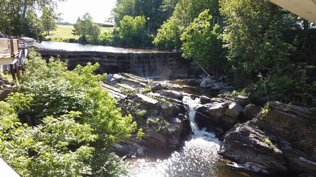 Normand DeLessard présente le belvédère du moulin Bernier de Courcelles