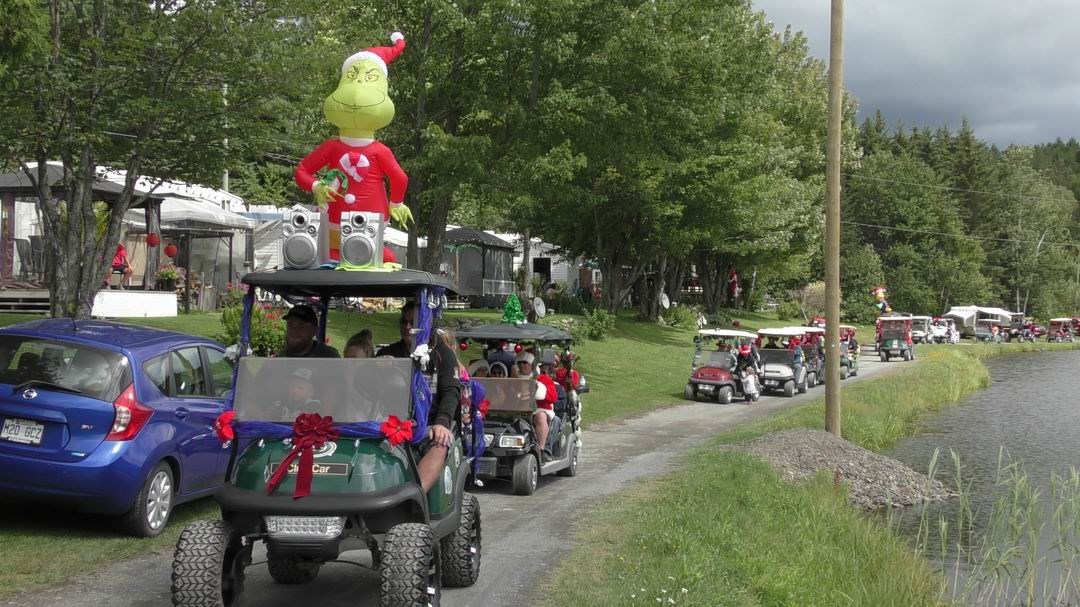 Normand DeLessard présente la parade de Noël du camping la Vallée beauceronne 