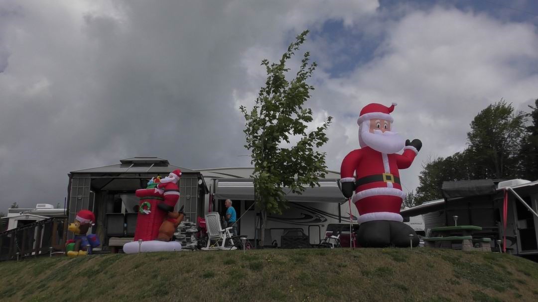 Normand DeLessard présente la parade de Noël du camping la Vallée beauceronne 