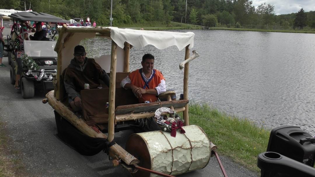 Normand DeLessard présente la parade de Noël du camping la Vallée beauceronne 