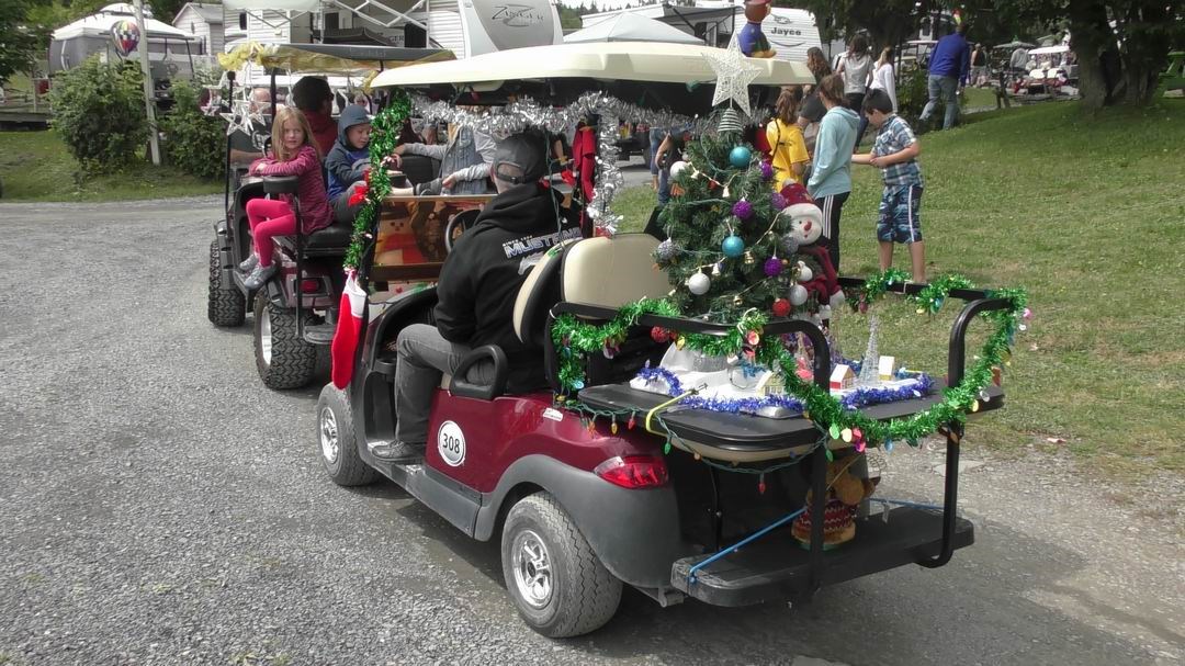 Normand DeLessard présente la parade de Noël du camping la Vallée beauceronne 