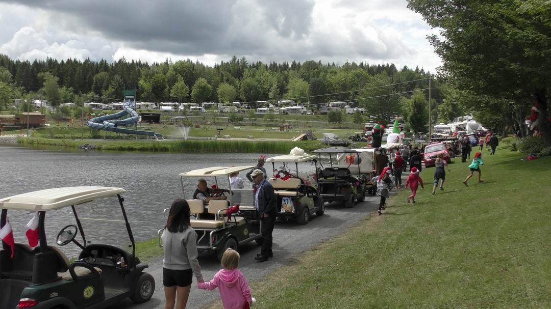 Normand DeLessard présente la parade de Noël du camping la Vallée beauceronne 