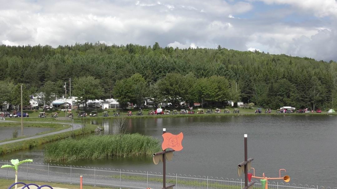 Normand DeLessard présente la parade de Noël du camping la Vallée beauceronne 