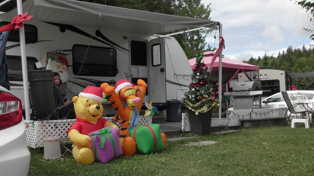 Normand DeLessard présente la parade de Noël du camping la Vallée beauceronne 
