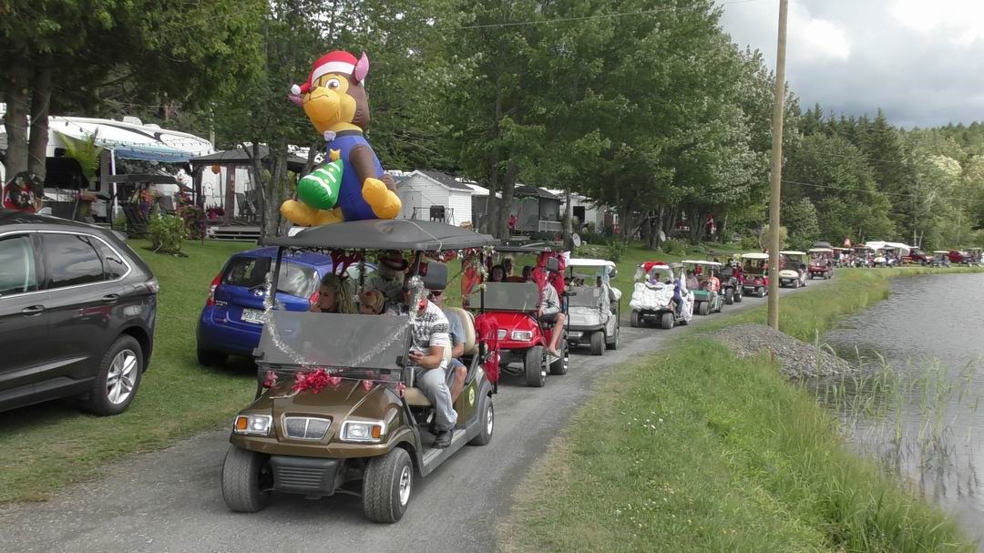 Normand DeLessard présente la parade de Noël du camping la Vallée beauceronne 