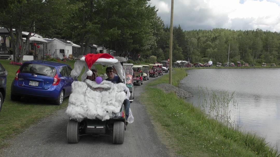 Normand DeLessard présente la parade de Noël du camping la Vallée beauceronne 
