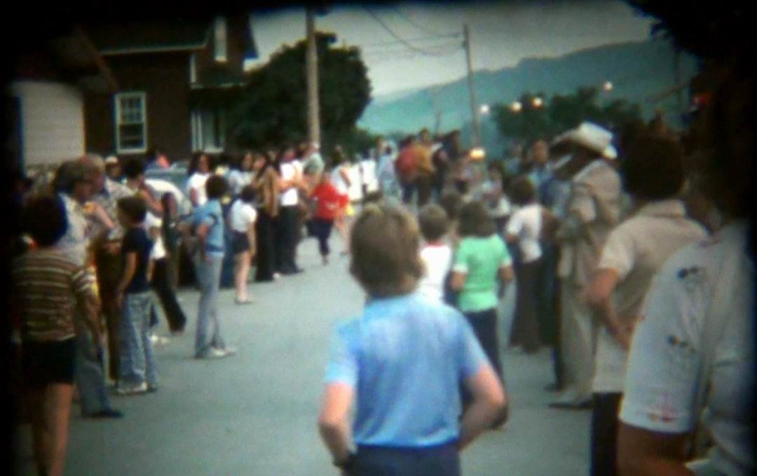 Normand DeLessard présente la course de lits à Notre-Dame-des-Pins au milieu des années 70