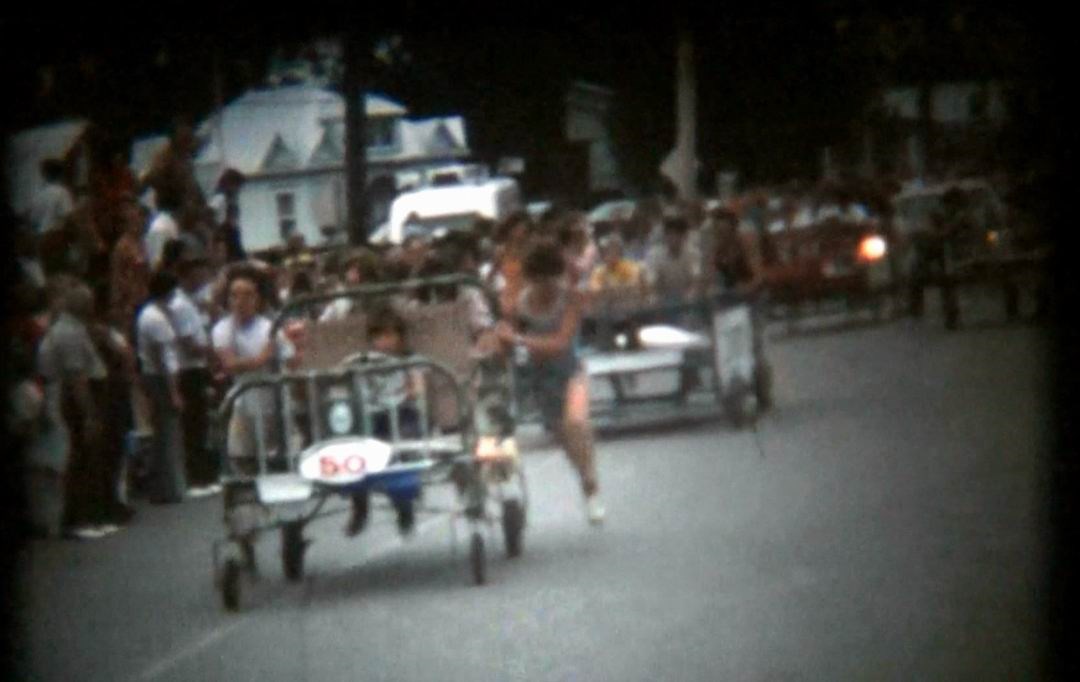 Normand DeLessard présente la course de lits à Notre-Dame-des-Pins au milieu des années 70