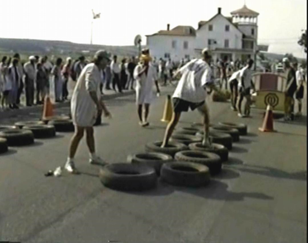 Normand DeLessard présente une course de lits à Saint-Joseph en 1996