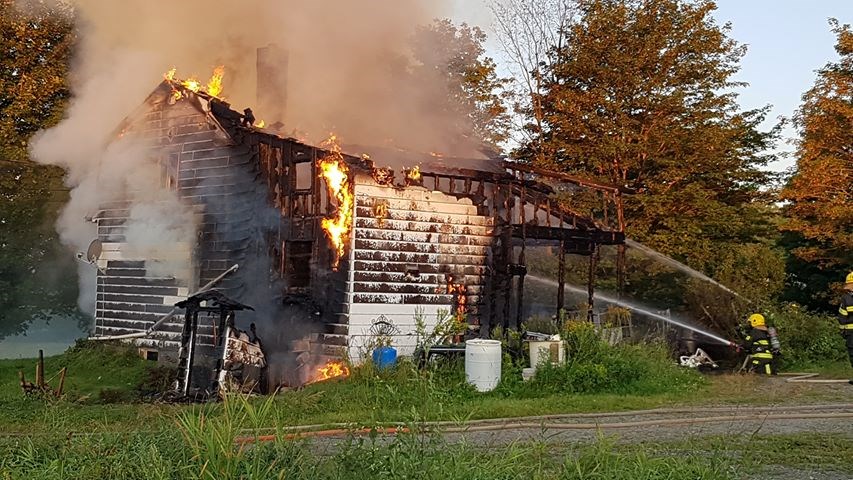 Un incendie de résidence tôt ce matin à Saints-Anges