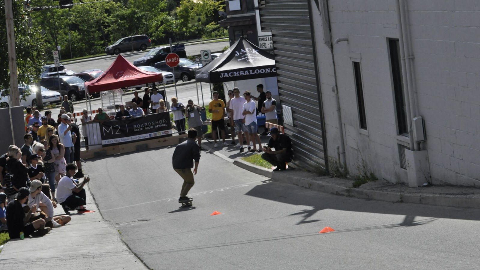 Une compétition de skateboard dans la 113e rue